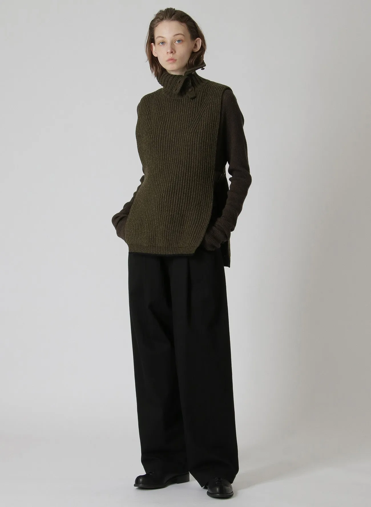 BUTTON-UP NECK DETAIL LAMBSWOOL BIB